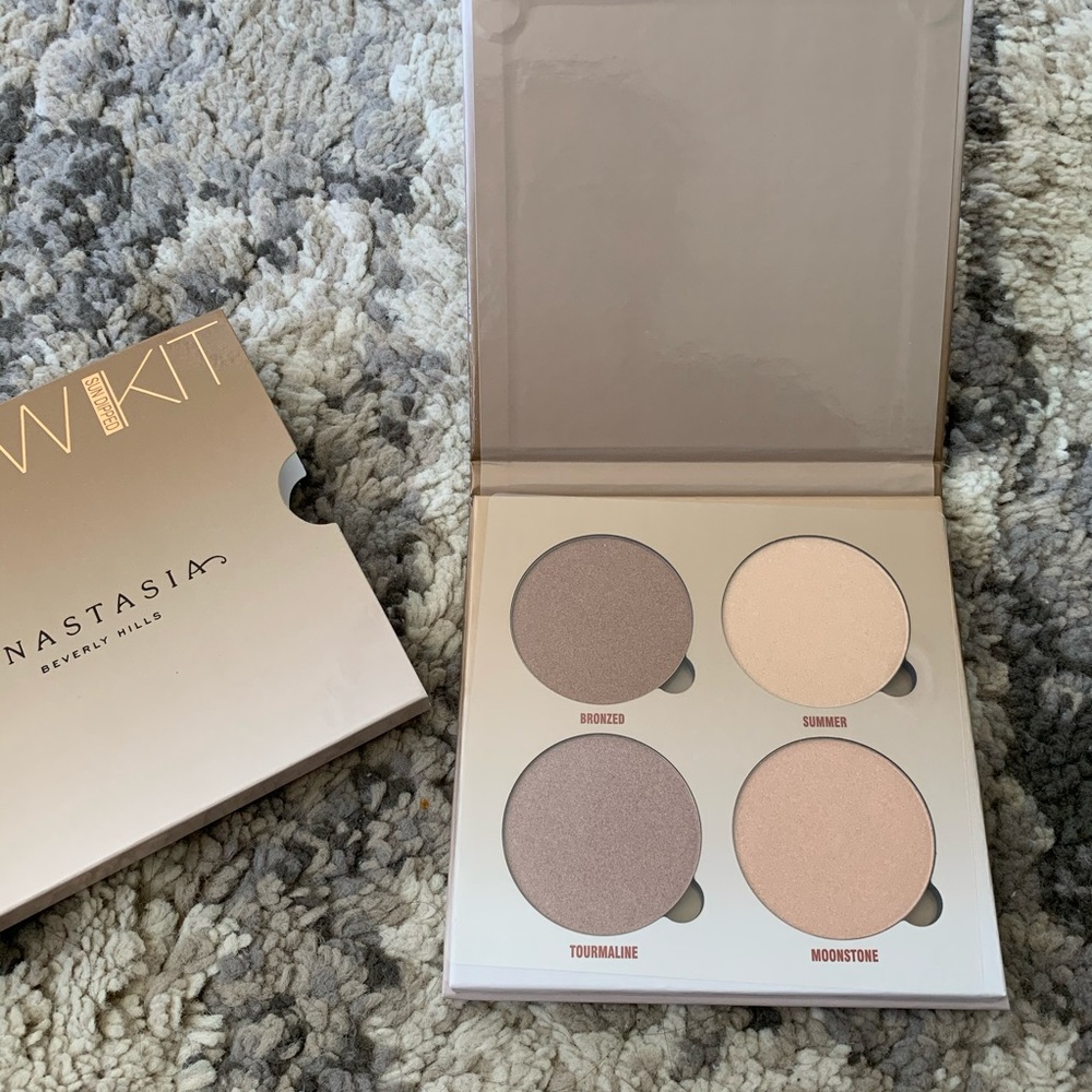 New Glow kit sun kissed dipped highlighter bronzer